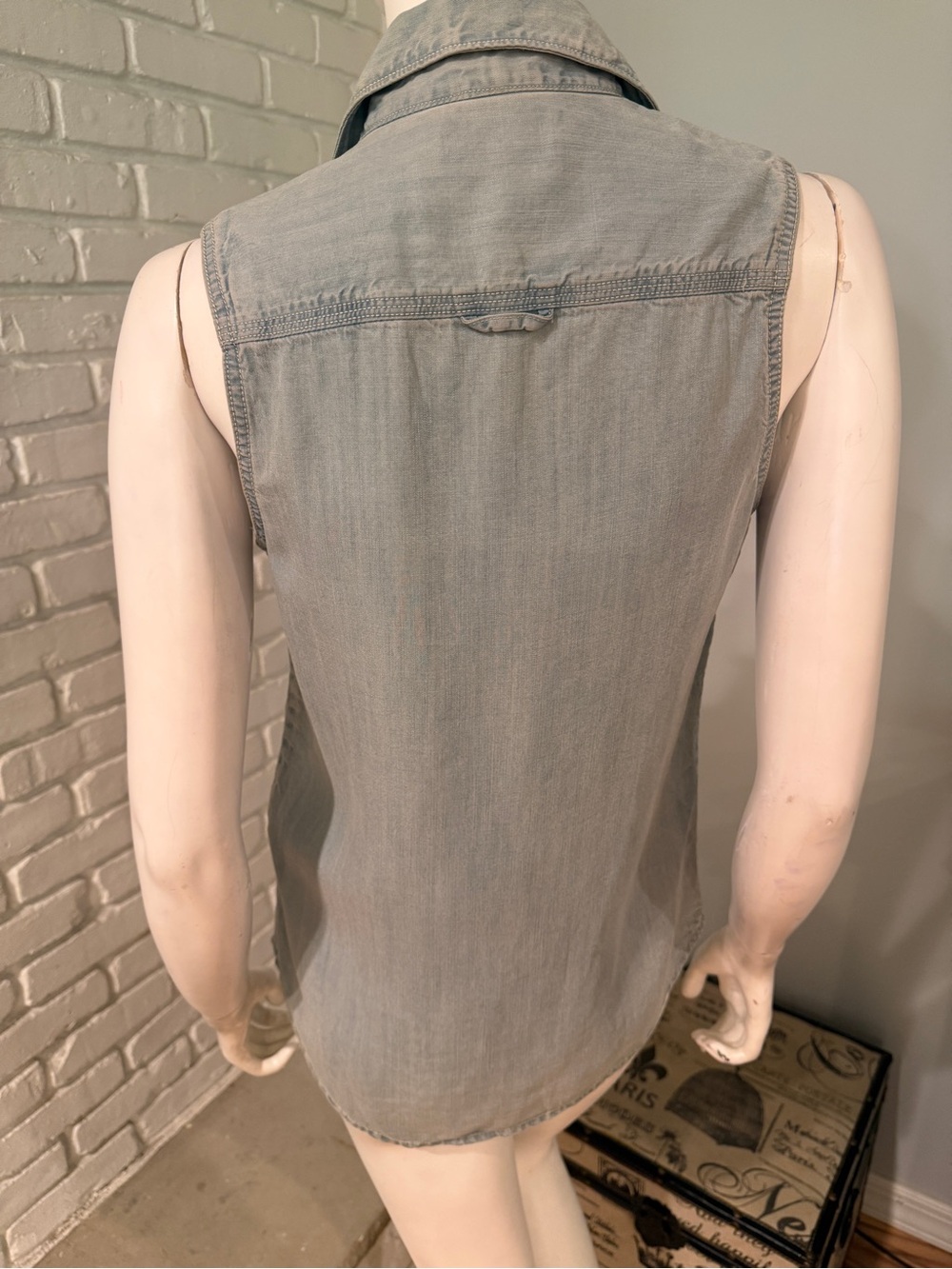 Lucky Brand Chambray Sleeveless Button-Front Utility Shirt XS Light Wash Denim - Picture 5 of 9